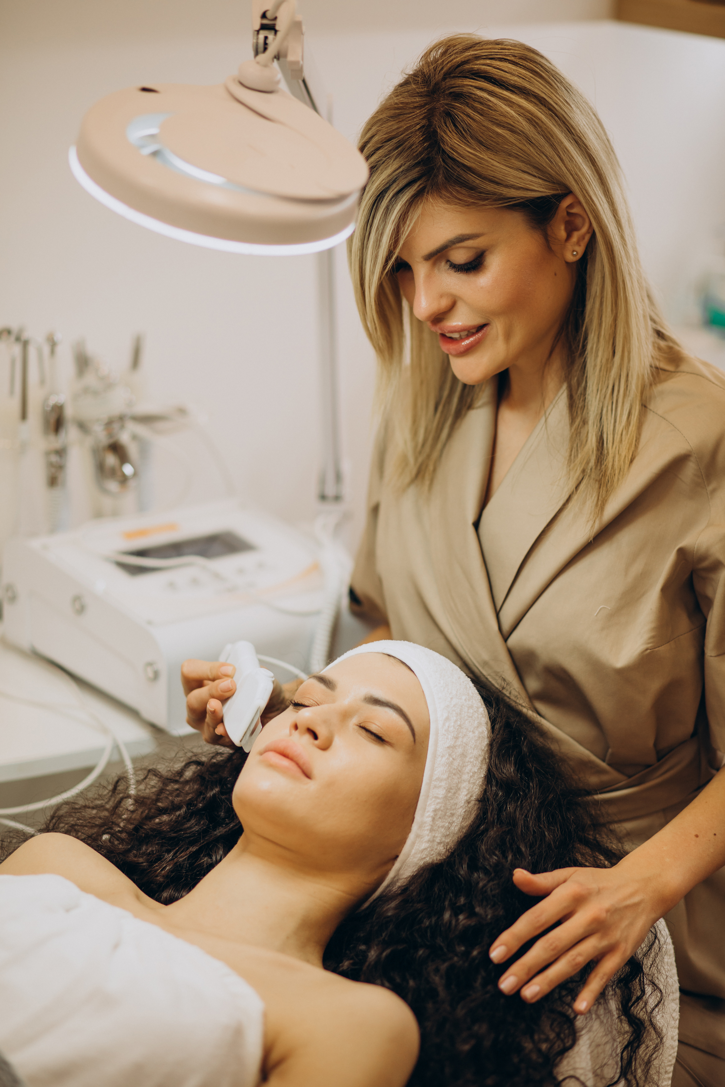 Magdouleen Beauty Eindhoven cosmetologist performing facial treatment